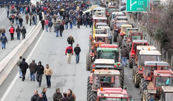 Ισθμός: Οι αγρότες άνοιξαν την εθνική οδό