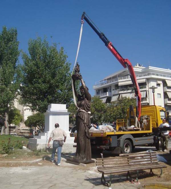 Τοποθετήθηκε το... δεύτερο άγαλμα της Ελευθερίας στην Καλαμάτα