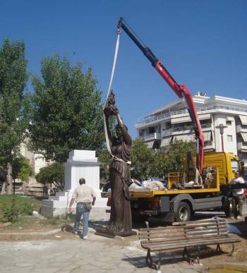 Τοποθετήθηκε το... δεύτερο άγαλμα της Ελευθερίας στην Καλαμάτα
