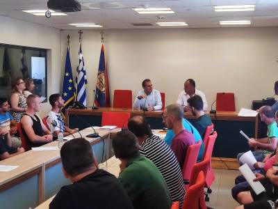 Συνάντηση Βασιλόπουλου με εποχικούς εργάτες πυροπροστασίας