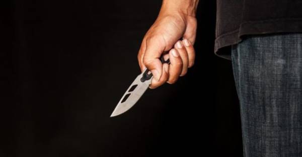 Λάρισα: Επιτέθηκε με μαχαίρι στη σύζυγό του – Ο γιος έσωσε τη μητέρα του