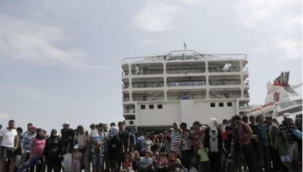 Στο λιμάνι του Πειραιά δύο πλοία με 4.487 πρόσφυγες