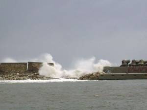 Κύματα χτυπούν το λιμάνι της Κυπαρισσίας (βίντεο)