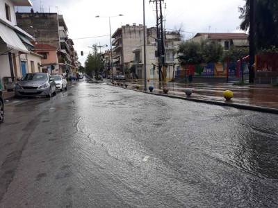Καλαμάτα: Μικρά... ποτάμια στους δρόμους από την καταιγίδα!