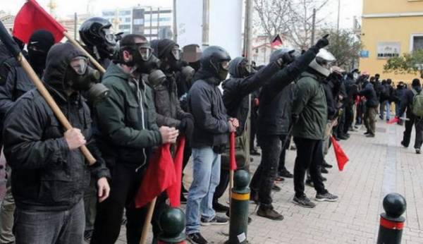 Αντισυγκέντρωση από αντιεξουσιαστές &quot;απέναντι&quot; από το συλλαλητήριο για την Μακεδονία