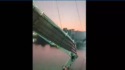 Ινδία: Νέα τραγωδία με δεκάδες νεκρούς από κατάρρευση γέφυρας (βίντεο)