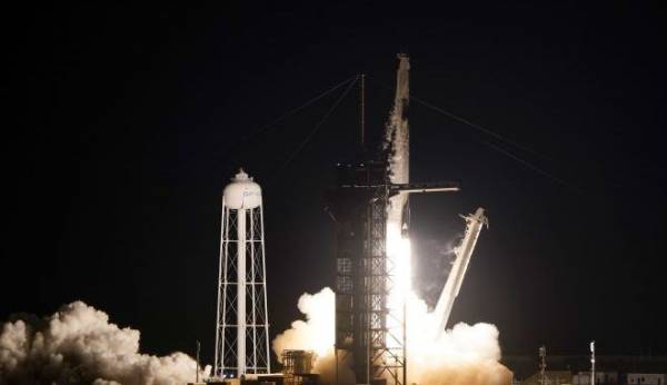 ΗΠΑ: Απογειώθηκε ο πύραυλος Falcon 9. Πρώτη αποστολή τουριστών στο διάστημα
