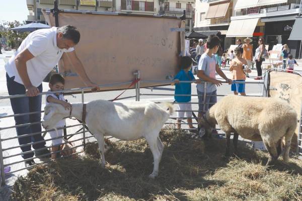 Γιόρτασαν τη μέρα των ζώων με τραγούδι και παζάρι στην Καλαμάτα (βίντεο και φωτογραφίες)