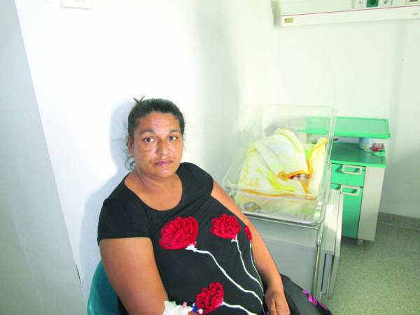 Υγιέστατη η μητέρα και το μωρό μετά τη γέννα σε λεωφορείο 
