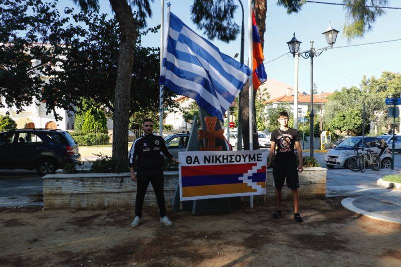 Συγκέντρωση Αρμένιων της Καλαμάτας για τον πόλεμο (φωτογραφίες)