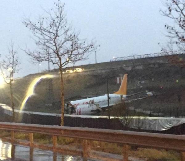 Αεροπλάνο κόπηκε στα δύο σε αεροδρόμιο στην Κωνσταντινούπολη!