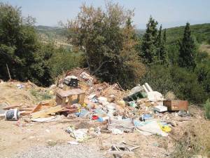 Σκουπιδότοπος  δίπλα στο δρόμο