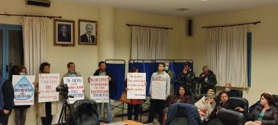Παράσταση διαμαρτυρίας στο δημαρχείο Τριφυλίας για την ιδιωτικοποίηση του νερού