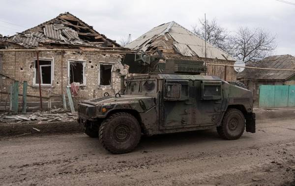 Πόλεμος στην Ουκρανία: Η Γαλλία στέλνει «εκατοντάδες τεθωρακισμένα» στο Κίεβο
