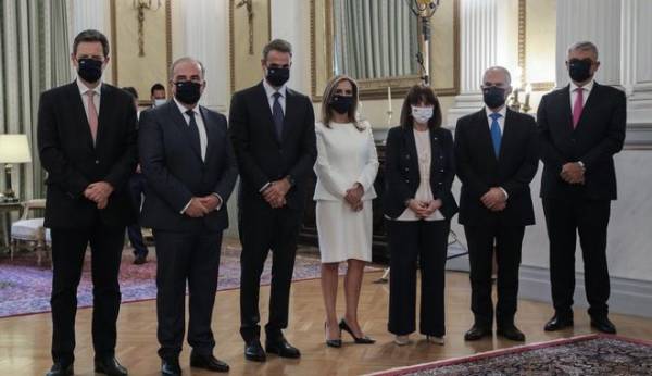 Ορκίστηκαν με μάσκες οι νέοι υπουργοί και υφυπουργοί