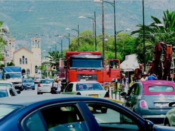 Πεζόδρομος, μονόδρομος ή ό,τι γουστάρει ο καθένας στη Ναυαρίνου; 