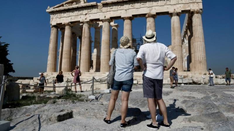Η συνεχιζόμενη τουριστική έκρηξη ενισχύει την ανάκαμψη της οικονομίας της Ελλάδας
