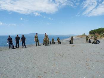 Στρατιώτες και λιμενικοί καθάρισαν παραλίες