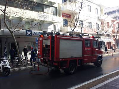 Επέμβαση της Πυροσβεστικής σε υποκατάστημα της Alpha Bank στο κέντρο της Καλαμάτας