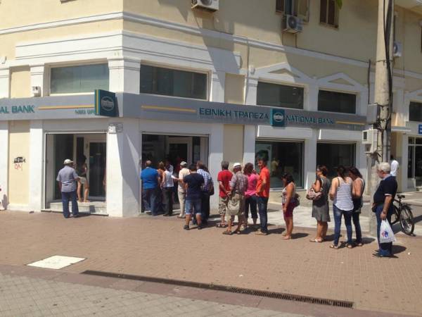 Ουρες σε τράπεζες στην Καλαμάτα για αναληψη από τα ΑΤΜ