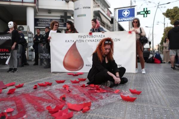 Γυναικοκτονία στους Αγίους Αναργύρους: Διαμαρτυρία έξω από το Αστυνομικό Τμήμα