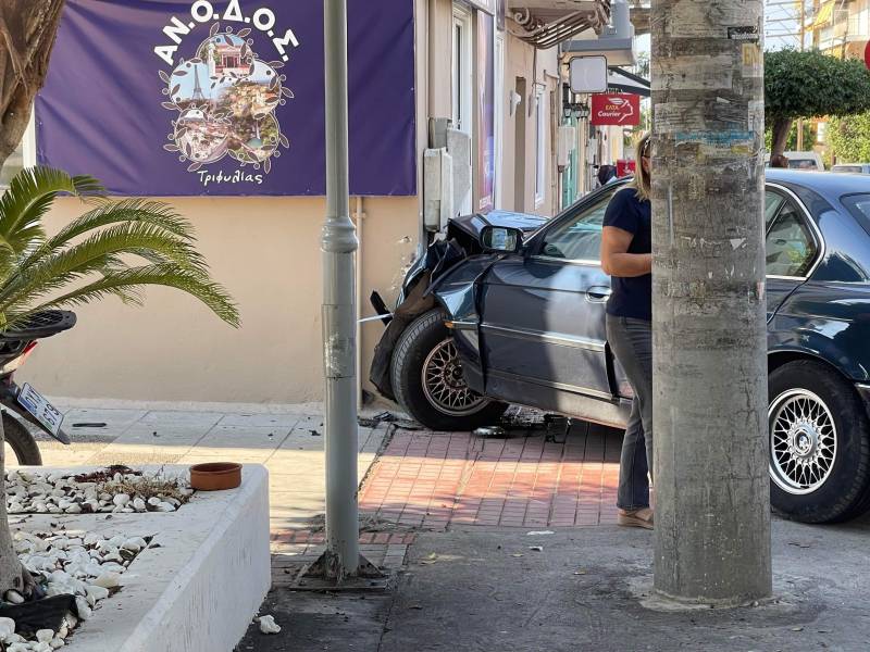 Κυπαρισσία: Αυτοκίνητο έπεσε πάνω στο εκλογικό κέντρο του Γ. Λεβεντάκη