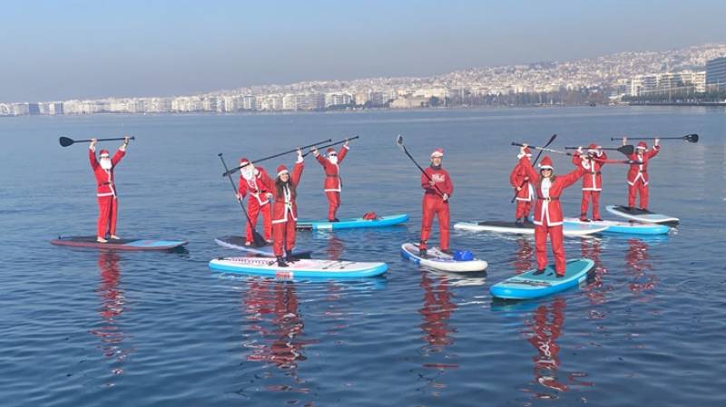 Θεσσαλονίκη: Ντυμένοι Άγιοι Βασίληδες διέσχισαν τον Θερμαϊκό κάνοντας SUP