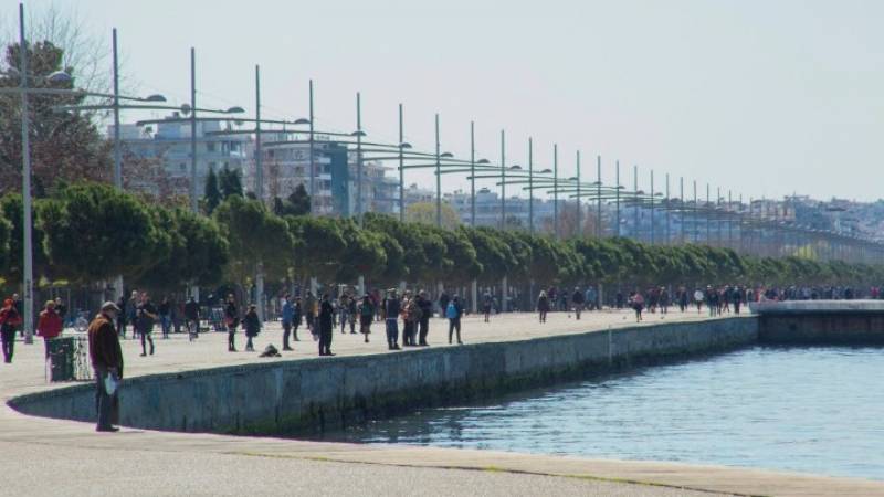 Κορονοϊός: Γεμάτη κόσμο η παραλία της Θεσσαλονίκης παρά τις συστάσεις για περιορισμό των μετακινήσεων
