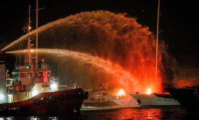 Βυθίστηκαν τα 3 από τα 4 σκάφη που κάηκαν χθες στη Μαρίνα Ζέας