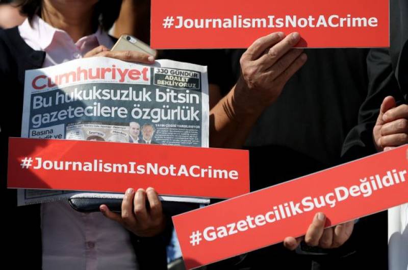 Ποινές φυλάκισης σε δημοσιογράφους της Cumhuriyet για &quot;τρομοκρατικές&quot; δραστηριότητες