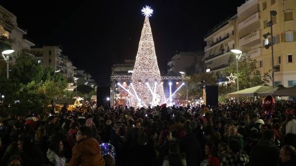 Καλαμάτα: Φωταγωγήθηκε το χριστουγεννιάτικο δέντρο στην κεντρική πλατεία (βίντεο-φωτογραφίες)