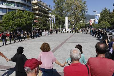 Διαμαρτυρία στην πλατεία Καλαμάτας για το αυτοδιοίκητο του ΚΕΘΕΑ