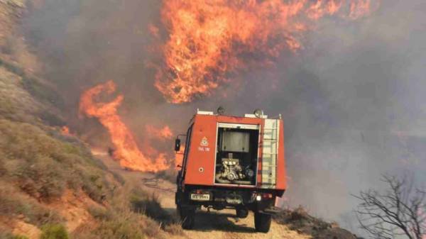 Μαίνεται η πυρκαγιά στην περιοχή Καλυβίων Θορικού Αττικής