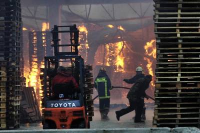 Συνεχίζει το καταστροφικό έργο της η φωτιά στις αποθήκες χαρτιού στην Αρχαία Κόρινθο