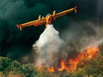 Μάχη με τις φλόγες στο Ξυλόκαστρο - Εκκενώθηκε κατασκήνωση