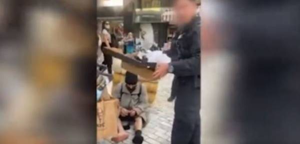 Αστυνομικοί αγόρασαν κάλτσες και παπούτσια σε άστεγο (Βίντεο)