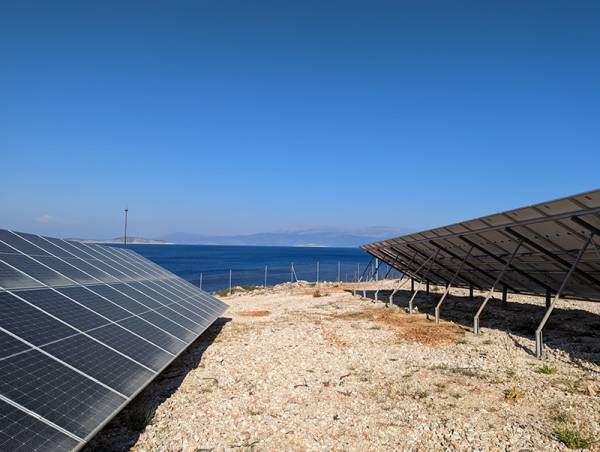 Χάλκη: Οι κάτοικοι του νησιού παράγουν τη δική τους ενέργεια και μηδενίζουν τους λογαριασμούς ρεύματος