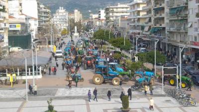 Τα τρακτέρ βγήκαν στην πλατεία της Καλαμάτας (βίντεο-φωτογραφίες)