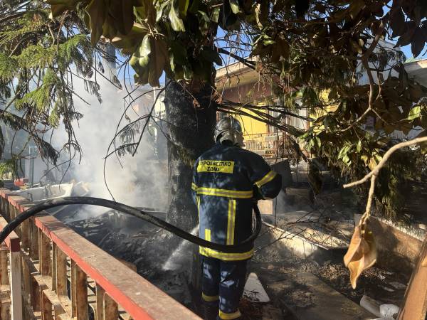 Καλαμάτα: Πυρκαγιά σε αυλή σπιτιού κοντά στον κόμβο του αυτοκινητοδρόμου στην Αρτέμιδος