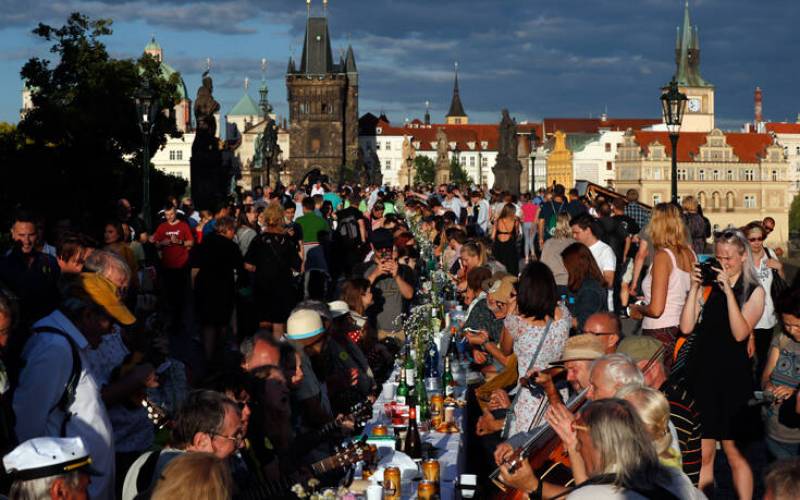Πράγα: Γιόρτασαν το τέλος του κορονοϊού με... συνωστισμό (φωτο)