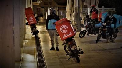 Efood: Απειλές απόλυσης σε όσους riders αρνηθούν να γίνουν... freelancers