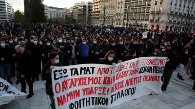 Σε εξέλιξη συγκέντρωση στο Σύνταγμα για τα δημοκρατικά δικαιώματα και ενάντια στον αυταρχισμό