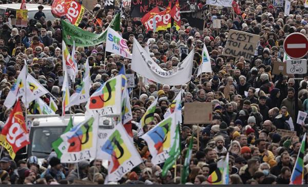 Γαλλία: Τα εργατικά συνδικάτα καλούν αύριο Τρίτη τους εργαζόμενους σε απεργία και διαδηλώσεις για το συνταξιοδοτικό
