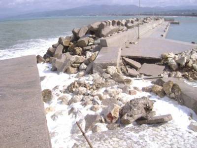 Αναζητούνται τα αίτια και οι ένοχοι: 14 εκ. «πετάχτηκαν» στο λιμάνι της Κυπαρισσίας