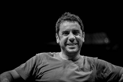 Σε λαϊκή αγρυπνία η σορός του Γιώργου Μαζωνάκη (Βίντεο)