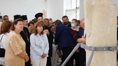 Σαντορίνη: Η ΠτΔ στα εγκαίνια της έκθεσης της «Κόρης της Θήρας» στο Αρχαιολογικό Μουσείο