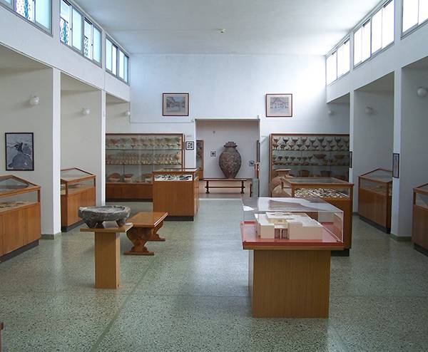 Ευρήματα από τον τάφο του «Γρύπα Πολεμιστή» στο Μουσείο Χώρας