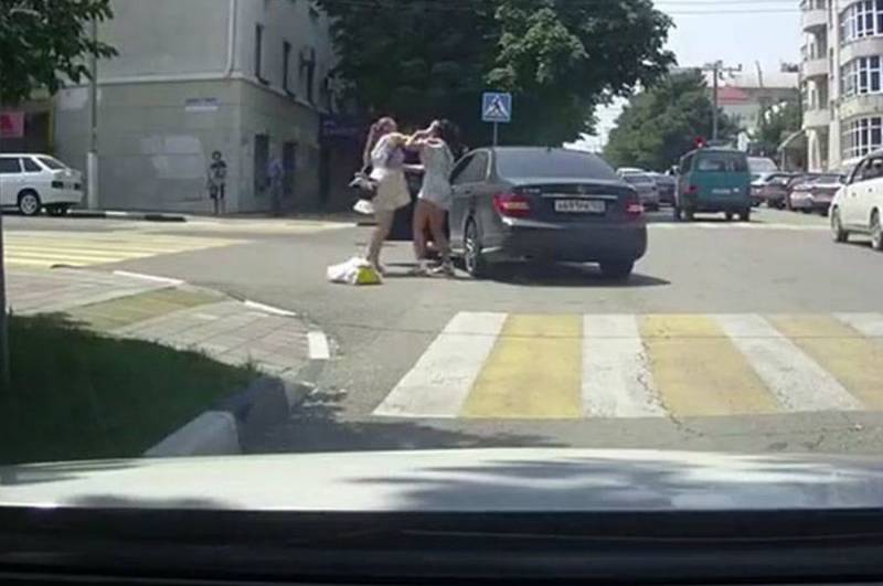 Σερβία: Γυναίκες τσακώνονται άγρια στη μέση του δρόμου (Βίντεο)