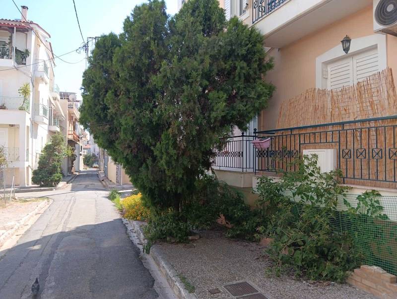 Καταλαμβάνει το πεζοδρόμιο