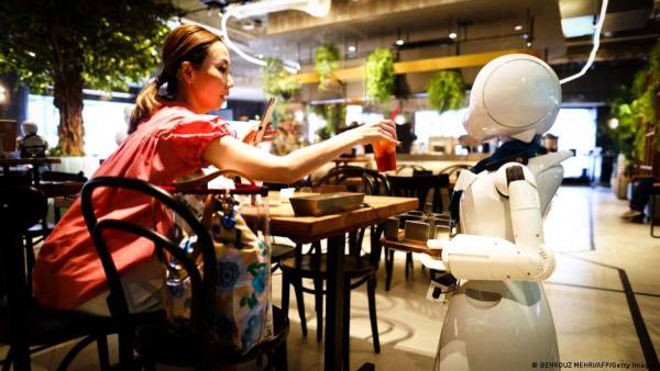 Οριχίμε: ΑμεΑ εργάζονται ως σερβιτόροι ρομπότ σε καφετέριες